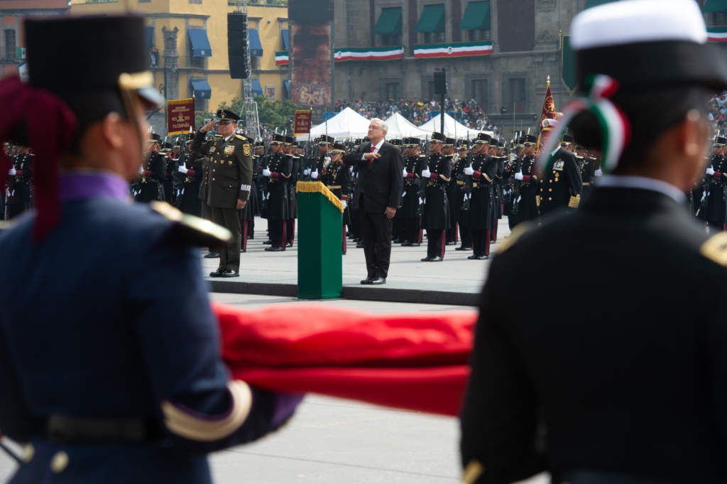 Presidente Andrés Manuel López Obrador atestigua Desfile Cívico Militar